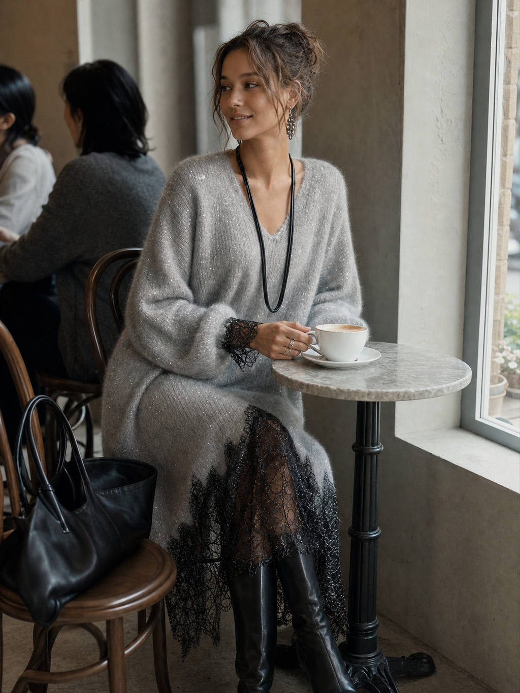 Elvira | Glitrende strikket midikjole med blonder