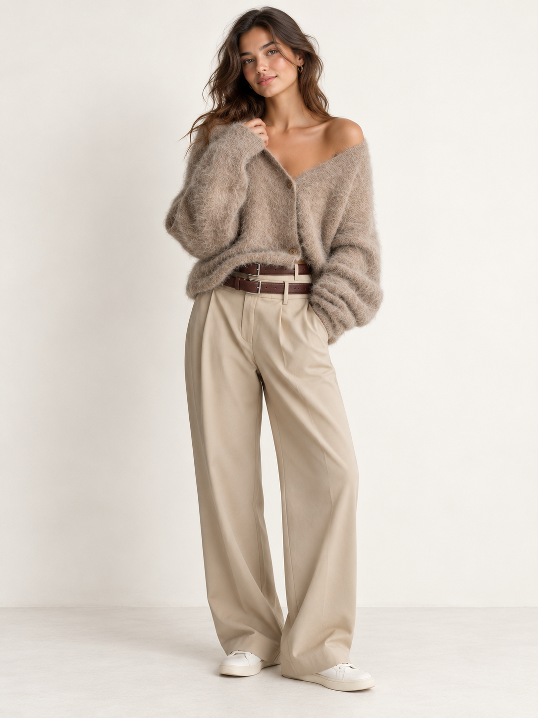 Camila | Klassisk blød sweater – model på lys studiobaggrund 3:4