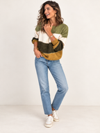 Elisa | Blød sweater i retrostil – model på lys studiobaggrund 3:4