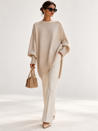 Estefanía | Blød strikket sweater – model på lys studiobaggrund 3:4