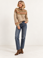 Jessica | Nordisk sweater i kabelstrik – model på lys studiobaggrund 3:4