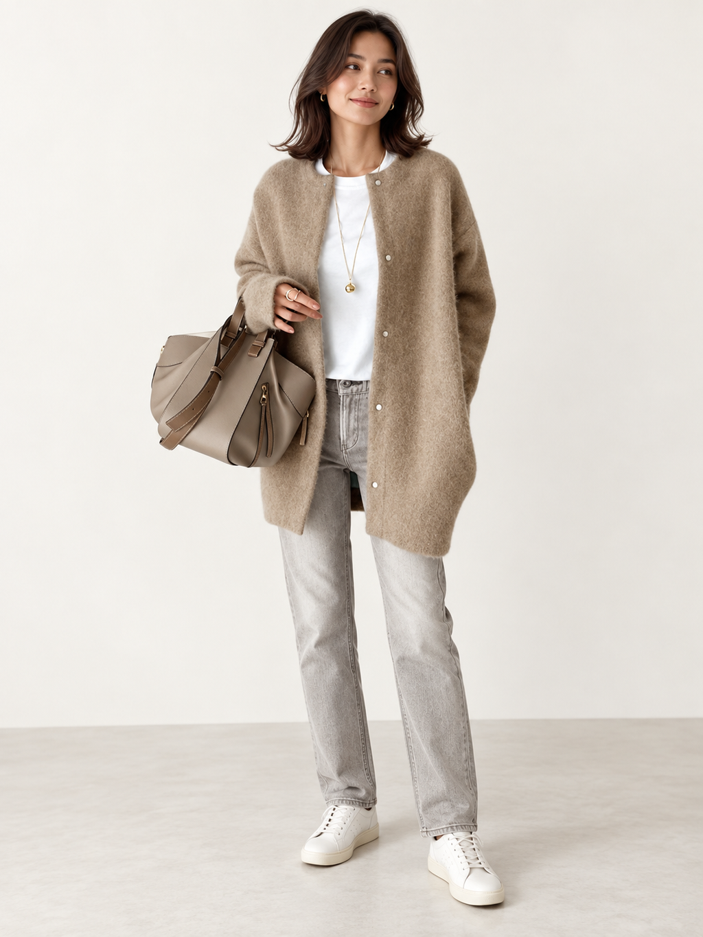 Madrid | Elegant let cardigan – model på lys studiobaggrund 3:4